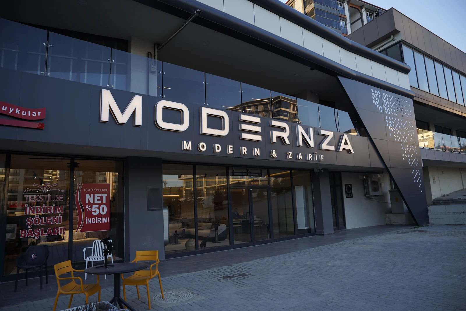 Η πρόσοψη του σημερινού εκθεσιακού χώρου Modernza στην Αδριανούπολη